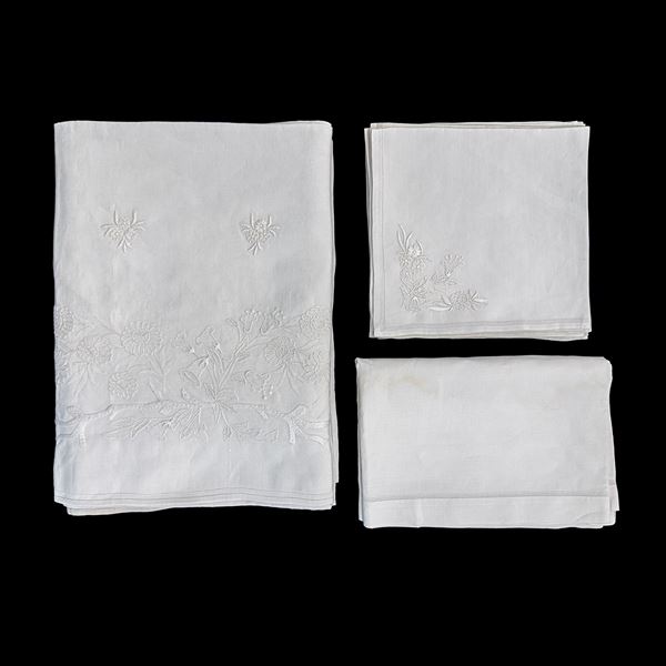Tovaglia in lino bianco ricamato a fiori e campanule