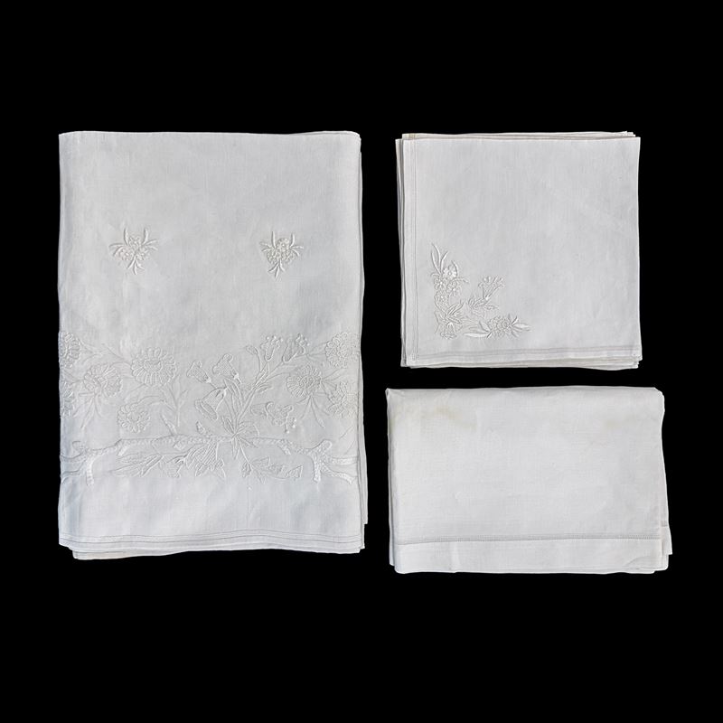Tovaglia in lino bianco ricamato a fiori e campanule