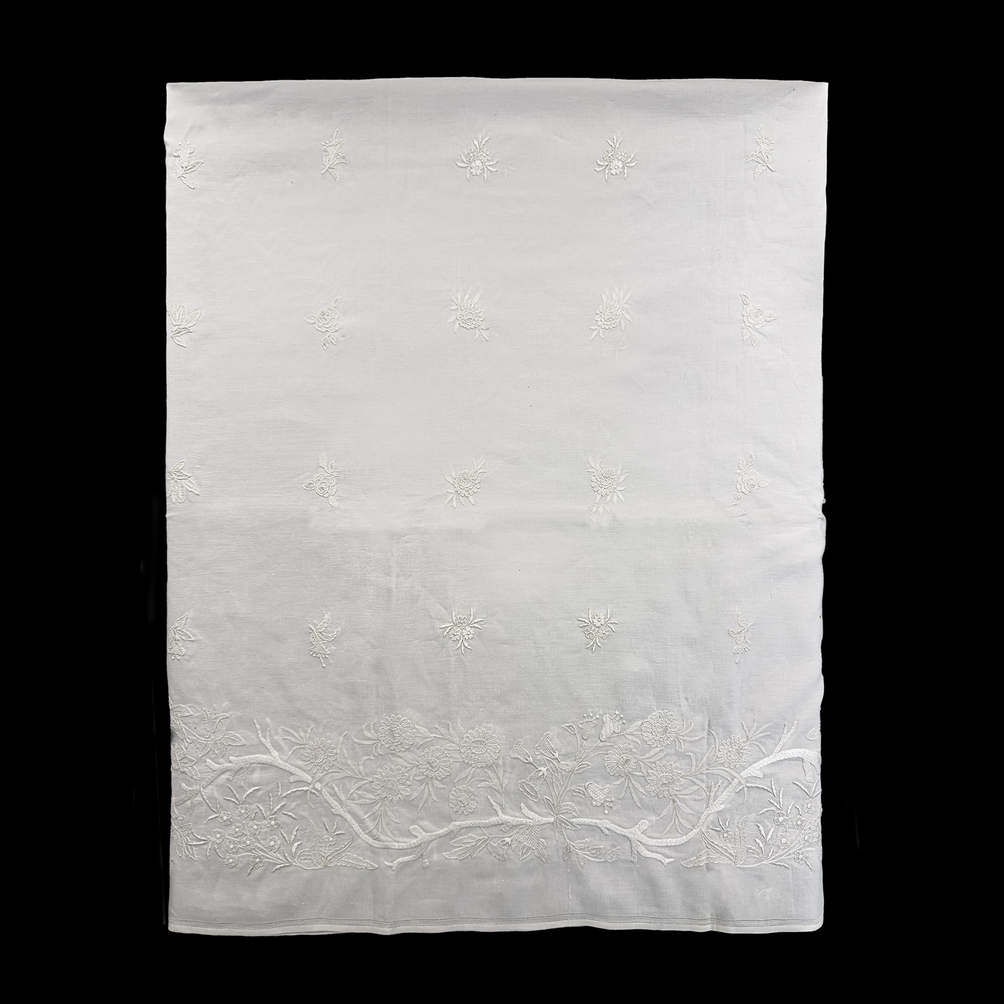 Tovaglia in lino bianco ricamato a fiori e campanule