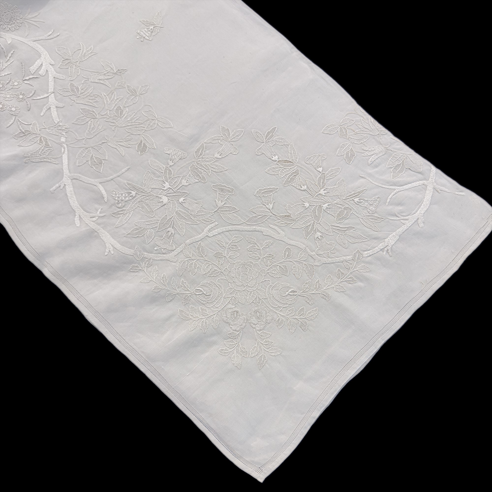 Tovaglia in lino bianco ricamato a fiori e campanule