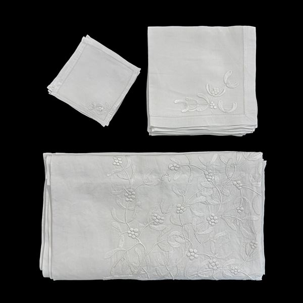 Tovaglia in lino bianco ricamato con ramoscelli di vischio