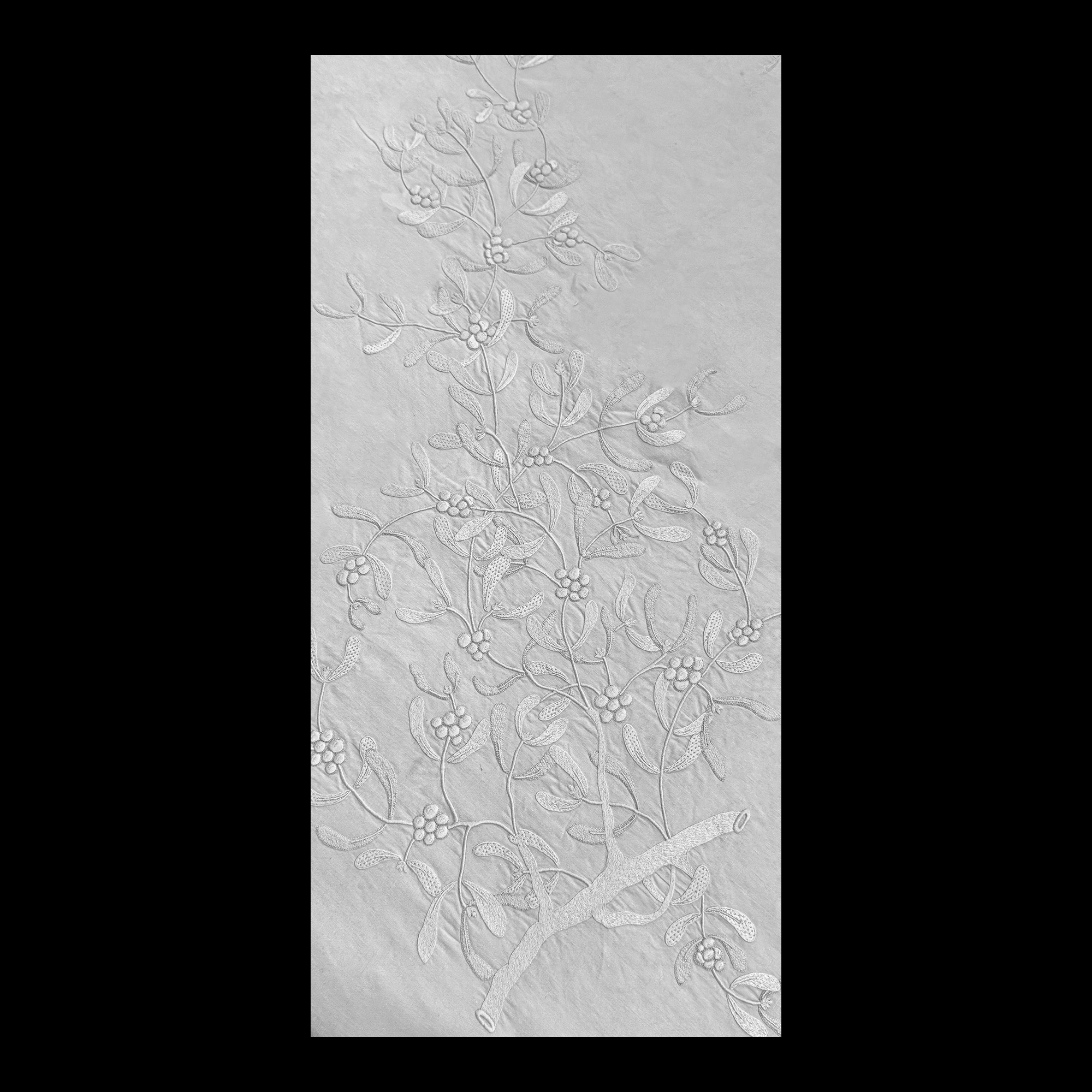 Tovaglia in lino bianco ricamato con ramoscelli di vischio