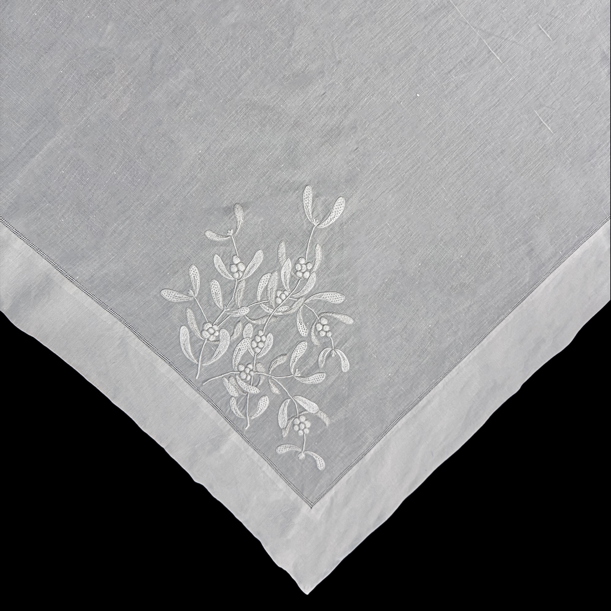 Tovaglia in lino bianco ricamato con ramoscelli di vischio