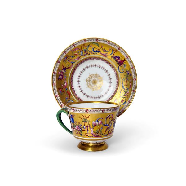 Tazza e alzatina in porcellana bianca a pasta dura, dorata e policroma, Sèvres, 1791 circa