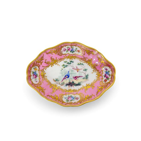 Vassoietto in porcellana bianca, rosa, dorata e policroma, Sèvres, 1756