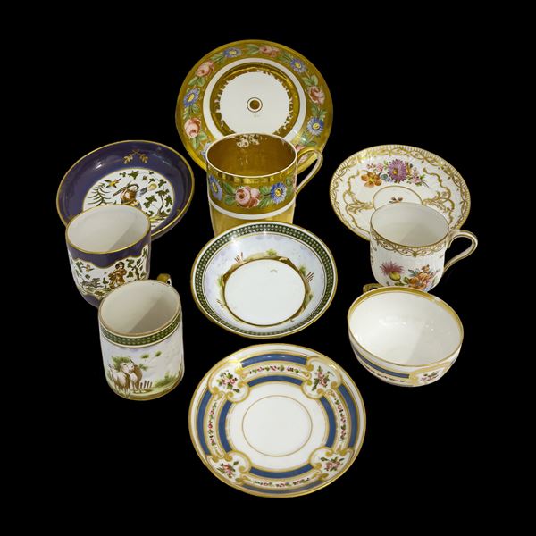 Quattro tazze con relativo piatto in porcellana bianca, dorata e policroma, manifatture diverse