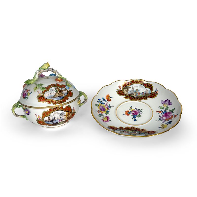 Tazza da puerpera con coperchio e piatto in porcellana dorata e policroma, Dresda, XIX secolo