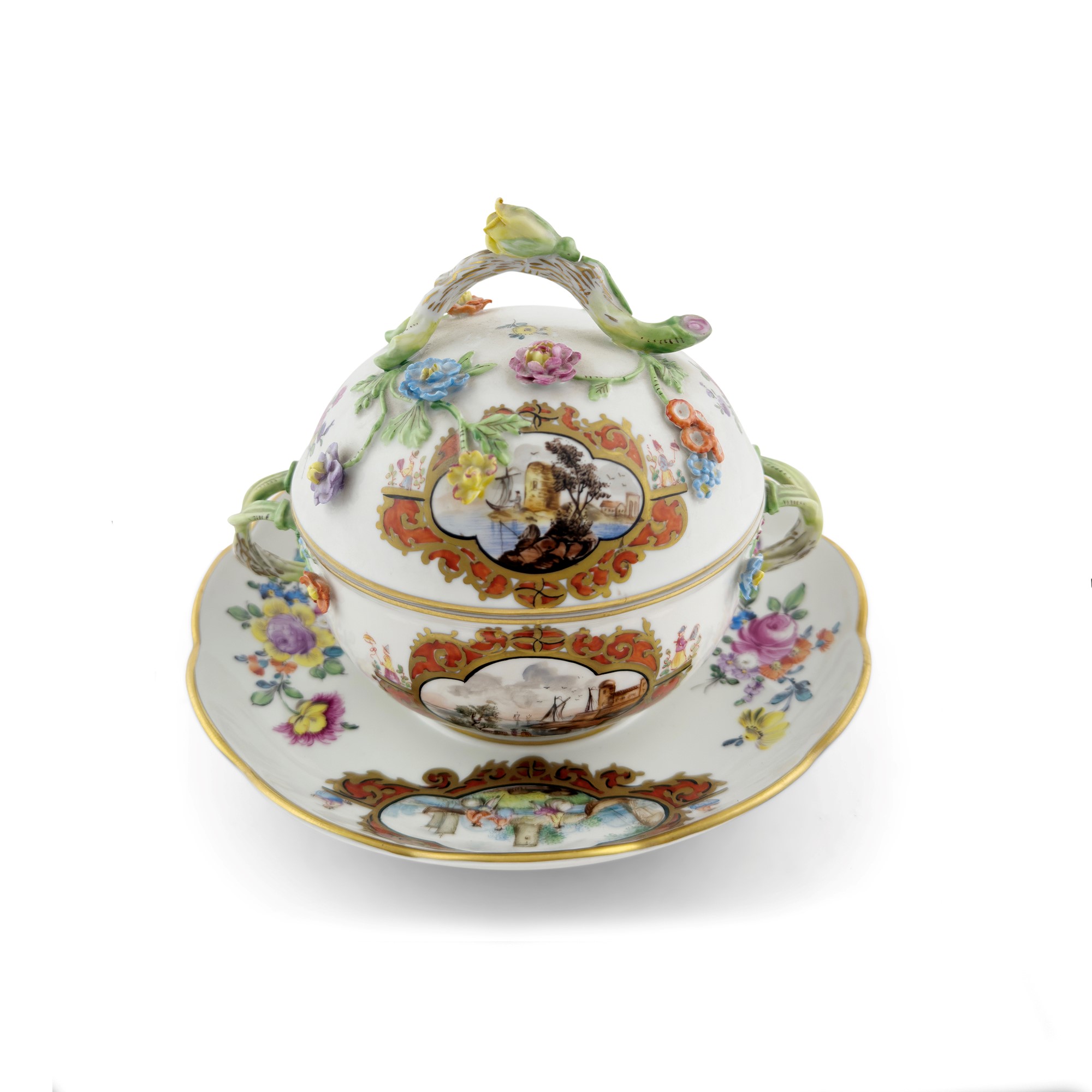 Tazza da puerpera con coperchio e piatto in porcellana dorata e policroma, Dresda, XIX secolo