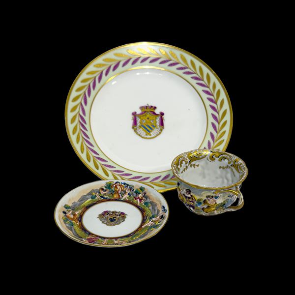 Piatto in porcellana bianca, policroma e dorata, probabilmente Francia, XIX secolo