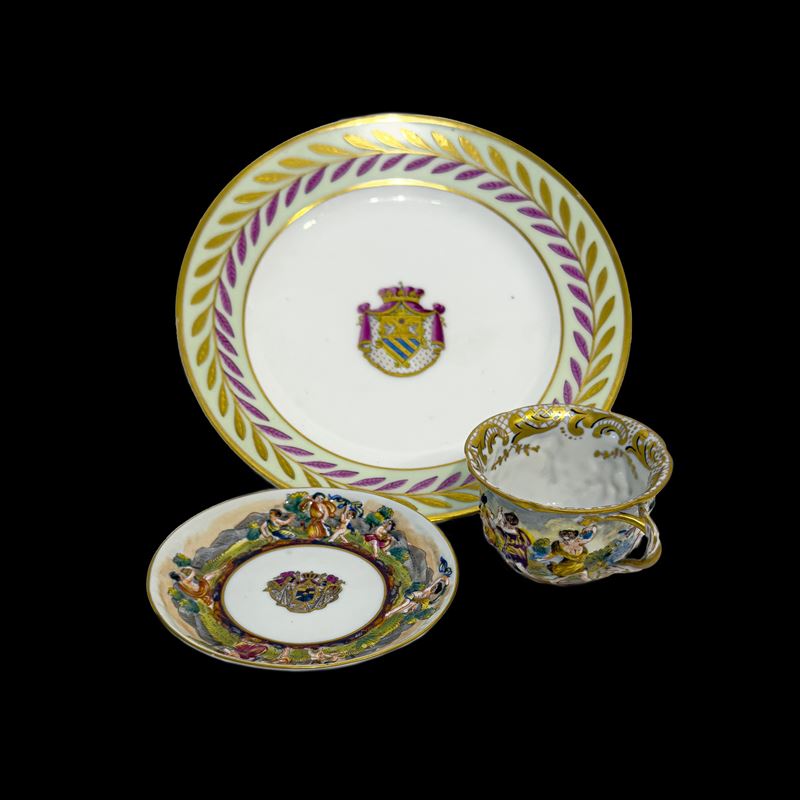 Piatto in porcellana bianca, policroma e dorata, probabilmente Francia, XIX secolo