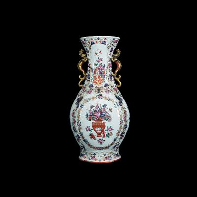 Cina, Vaso a tromba in porcellana bianca decorato in policromia a rilievo