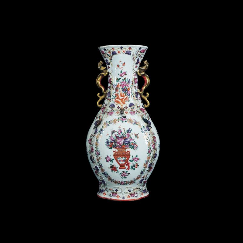 Cina, Vaso a tromba in porcellana bianca decorato in policromia a rilievo