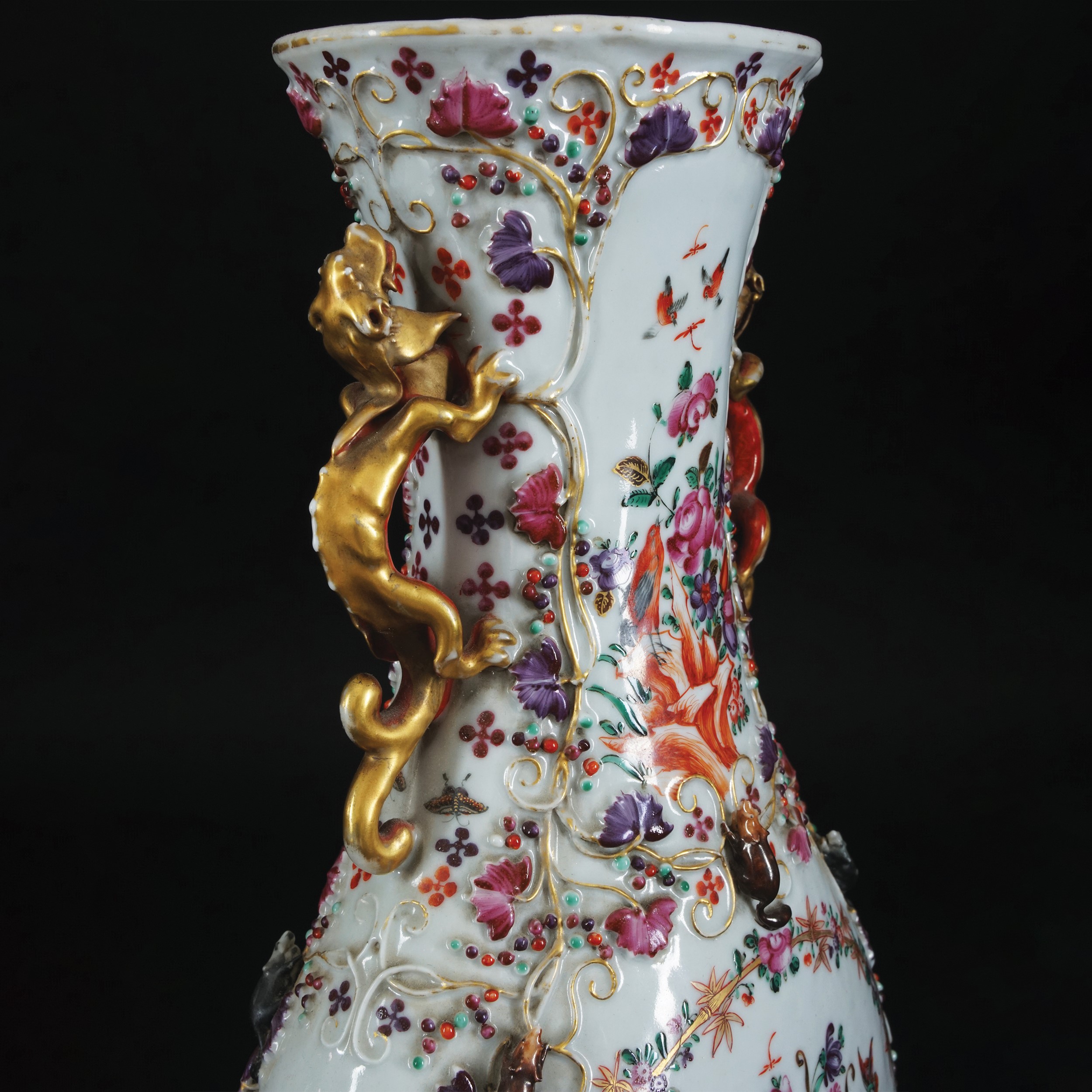 Cina, Vaso a tromba in porcellana bianca decorato in policromia a rilievo