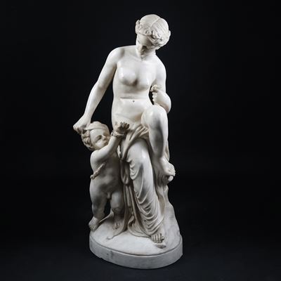 Raffigurazione di Venere e Cupido, gruppo scultoreo in marmo bianco