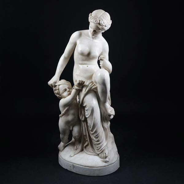 Gruppo in marmo bianco scolpito a raffigurare Venere e Cupido