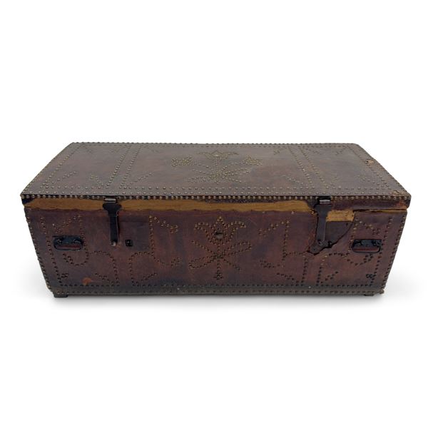Baule in legno interamente rivestito in cuoio borchiato, XVII secolo