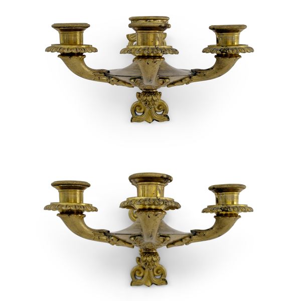 Coppia di appliques a lucerna in bronzo dorato, Francia, periodo Carlo X