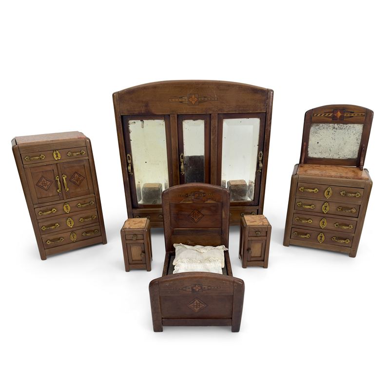 Camera da letto in miniatura, XX secolo, in noce con elementi in marmo rosso di Verona