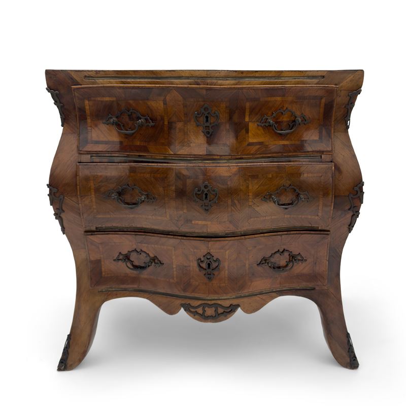 Commode di forma bombata lastronata e filettata in noce, Sicilia, XVIII secolo