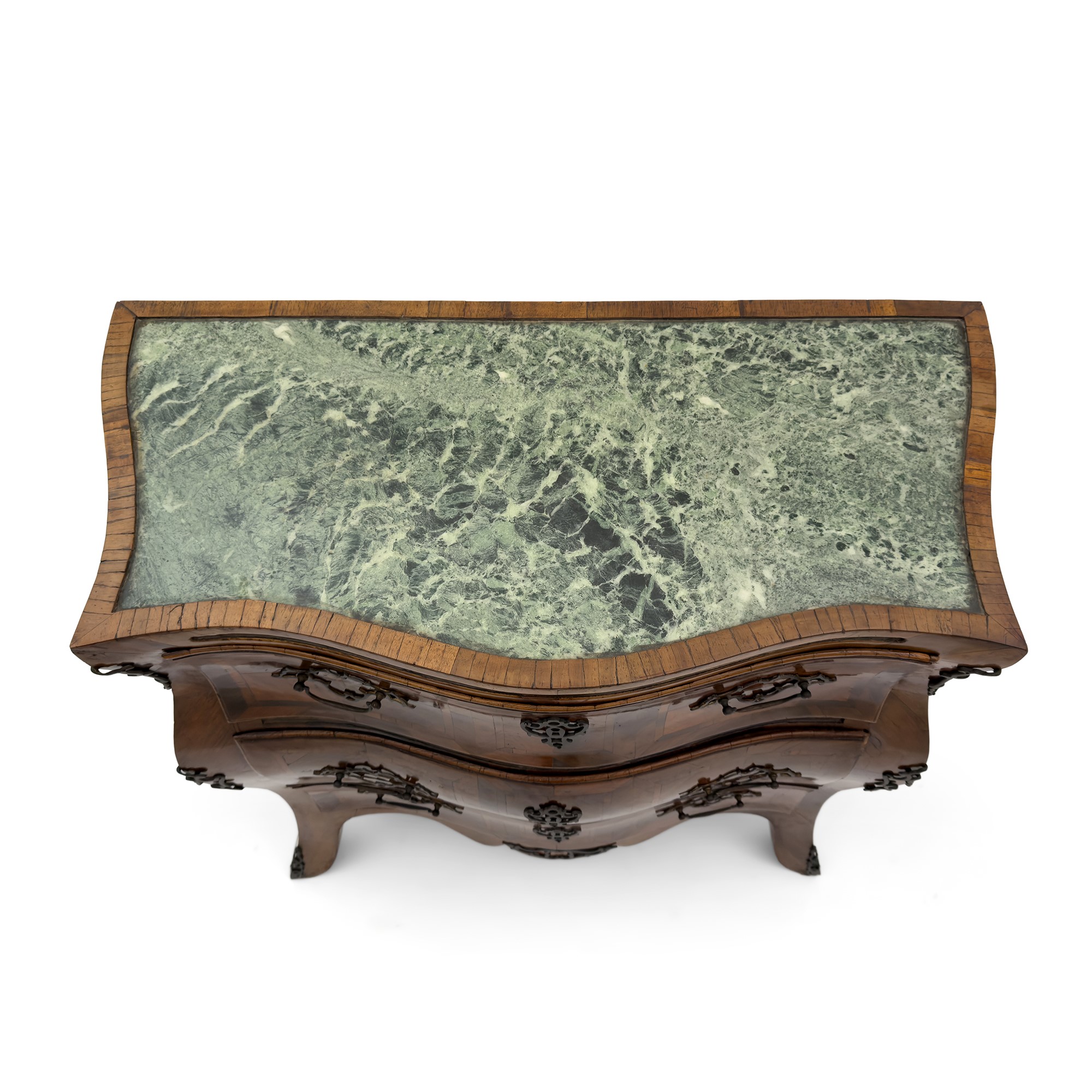 Commode di forma bombata lastronata e filettata in noce, Sicilia, XVIII secolo