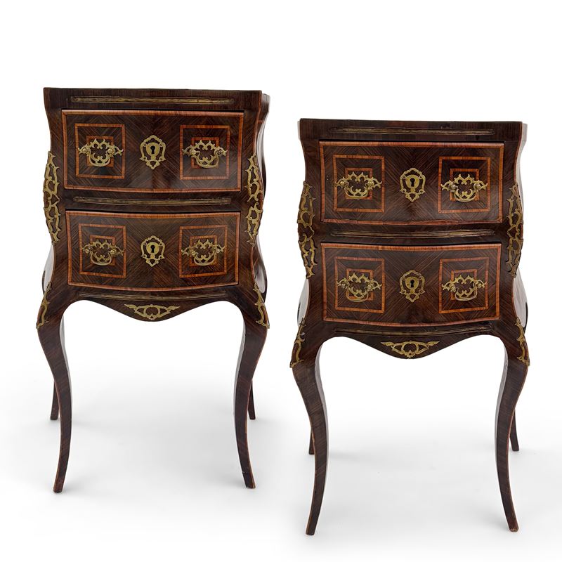 Coppia di eleganti comodini lastronati in bois de violette, Sicilia, XIX secolo