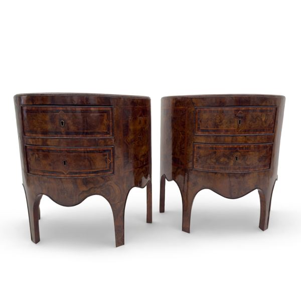 Coppia di eleganti commodes a mezzaluna, Napoli, XVIII secolo