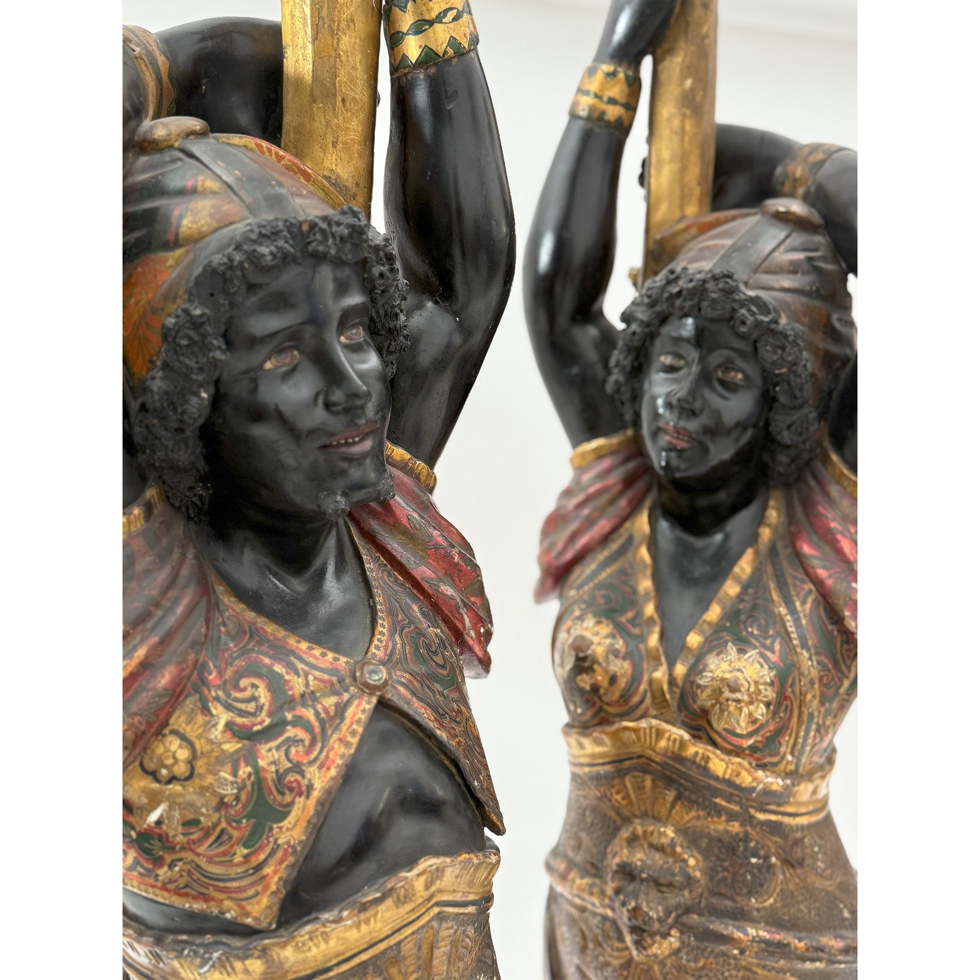 Scultore Veneziano del XIX secolo, Coppia di mori reggitorcia in legno ebanizzato e dorato