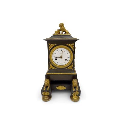 Pendola in bronzo patinato e dorato, Francia, periodo dell'Impero, con quadrante smaltato