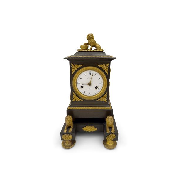 Pendola in bronzo patinato e dorato, Francia, periodo dell'Impero