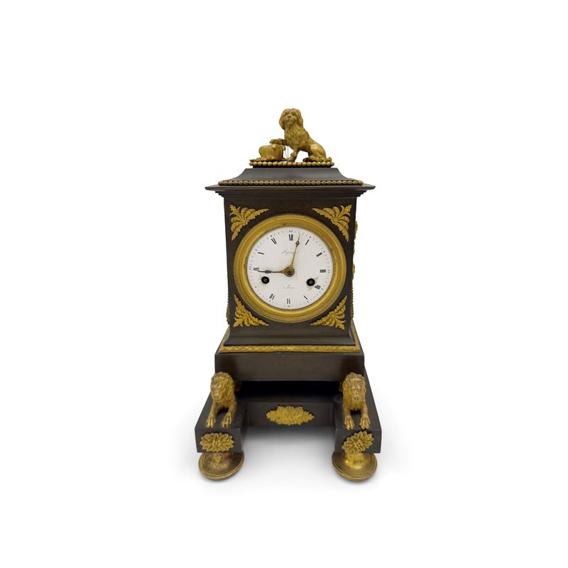 Pendola in bronzo patinato e dorato, Francia, periodo dell'Impero, con quadrante smaltato