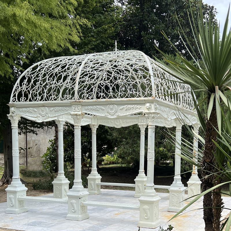 Gazebo quadrato in ghisa verniciata bianco con cupola in ferro battuto