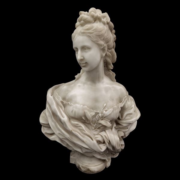 Busto di gentildonna in marmo bianco con ampio panneggio