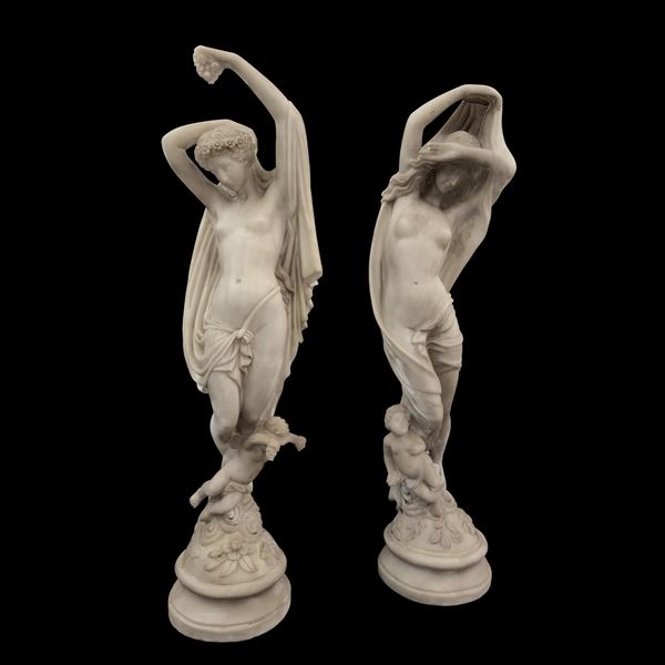 Coppia di sculture muliebri in marmo bianco