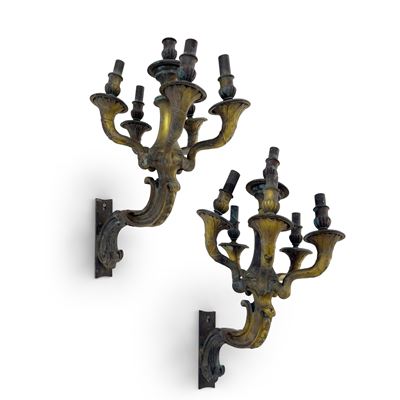 Coppia di appliques in bronzo dorato, XIX secolo, sei luci con bracci a cornucopia