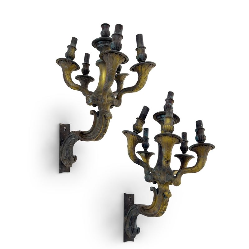 Coppia di appliques in bronzo dorato, XIX secolo, sei luci con bracci a cornucopia
