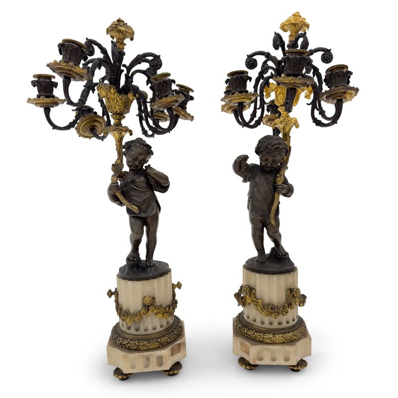 Coppia di flambeaux in bronzo patinato e dorato con base in marmo bianco, Francia, XIX secolo