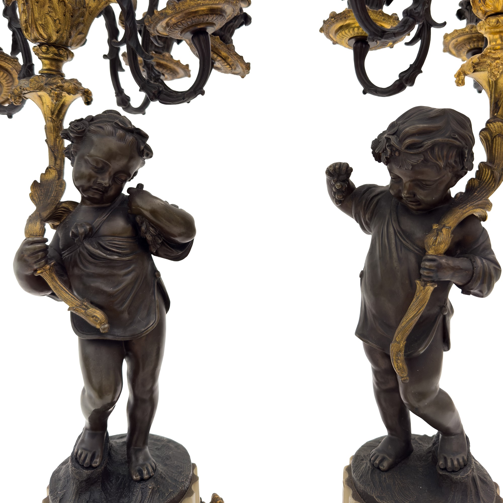 Coppia di flambeaux in bronzo patinato e dorato con base in marmo bianco, Francia, XIX secolo