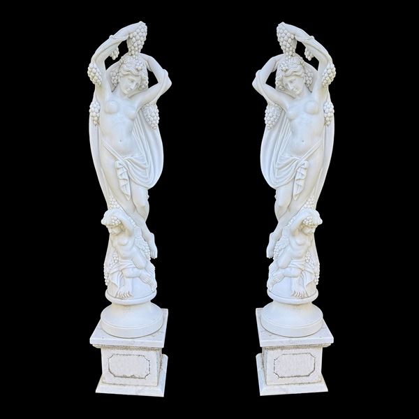 Coppia di grandi sculture femminili in marmo bianco
