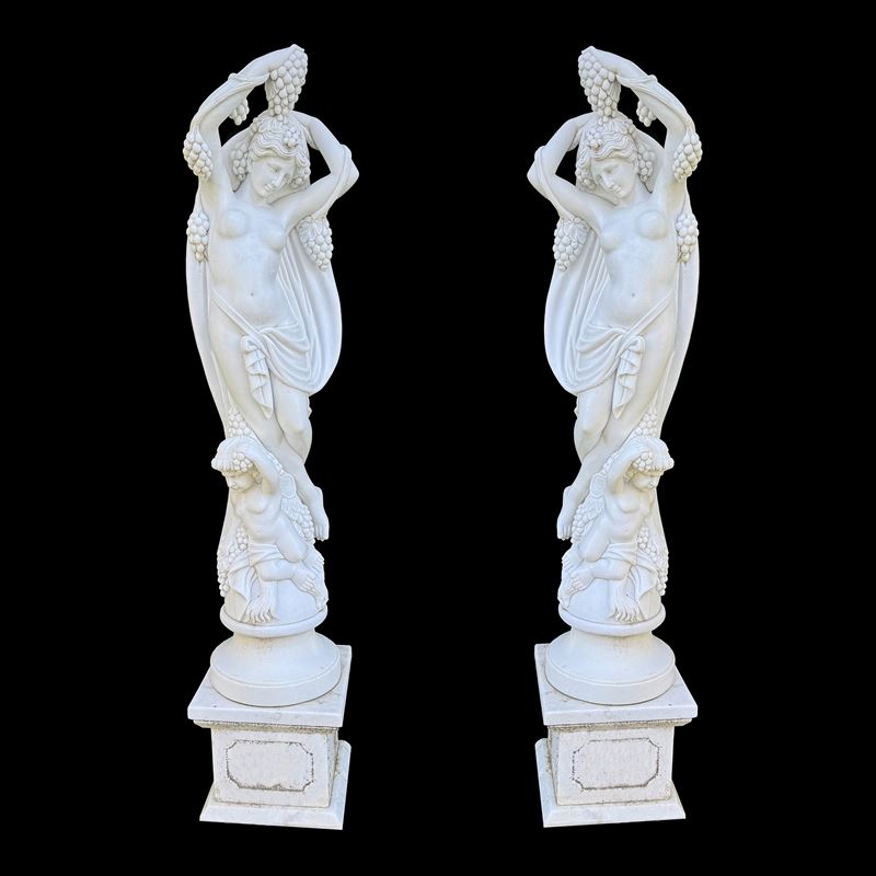 Scultore Ignoto, Coppia di figure allegoriche femminili in marmo bianco con putto alato