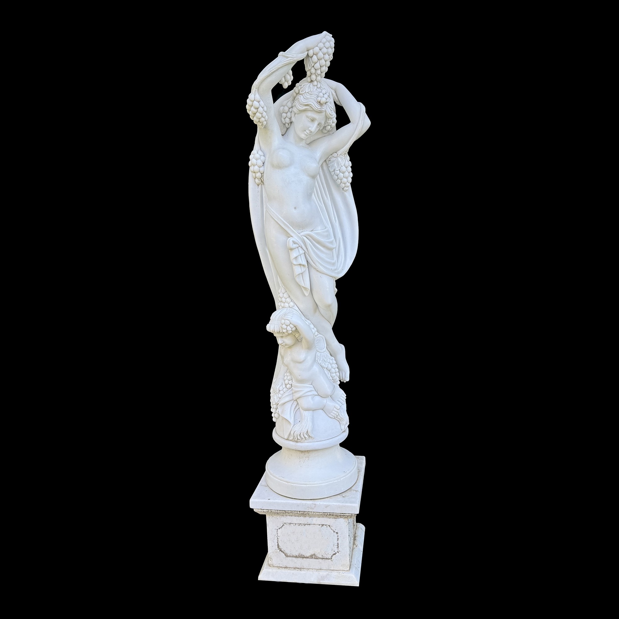 Scultore Ignoto, Coppia di figure allegoriche femminili in marmo bianco con putto alato