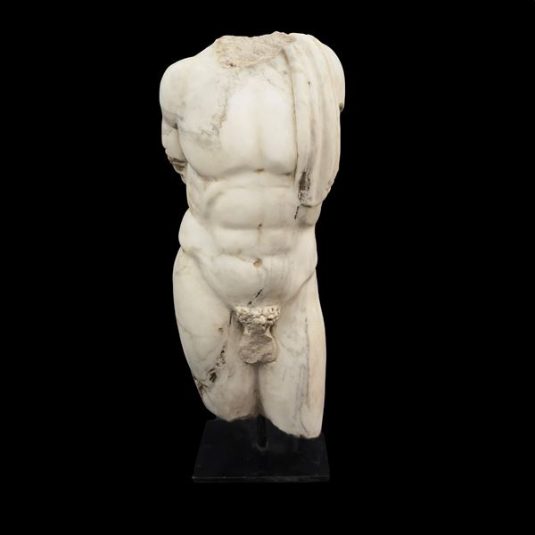 Busto maschile acefalo panneggiato in marmo bianco