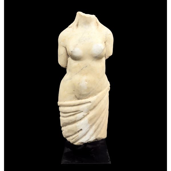 Piccolo busto femminile acefalo panneggiato