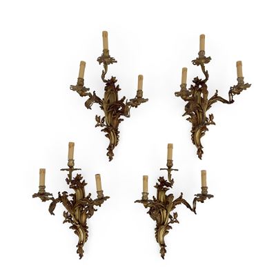 Quattro appliques in bronzo dorato, stile Luigi XV, tre luci