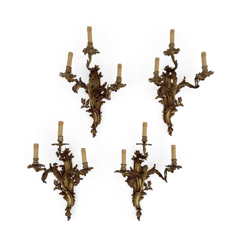 Quattro appliques in bronzo dorato, stile Luigi XV, tre luci