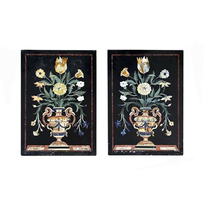Coppia di pannelli in marmo nero, intarsiati in marmi policromi raffiguranti vasi di fiori