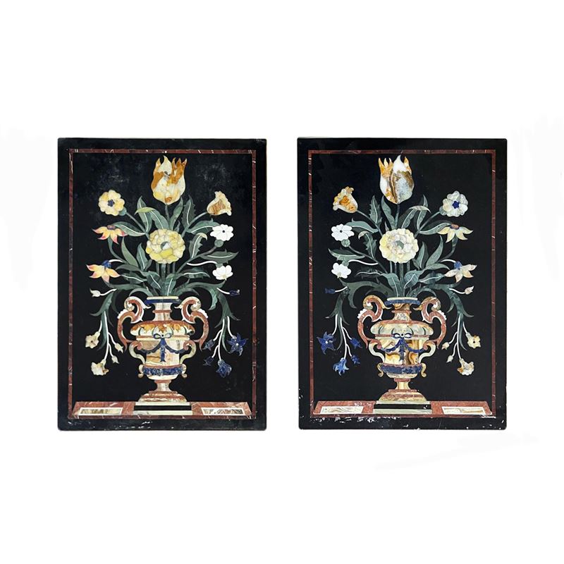 Coppia di pannelli in marmo nero, intarsiati in marmi policromi raffiguranti vasi di fiori