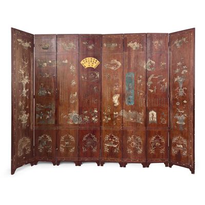 Paravento cinese a otto ante in legno tinto marrone, decorato con ideogrammi e scene di vita quot...
