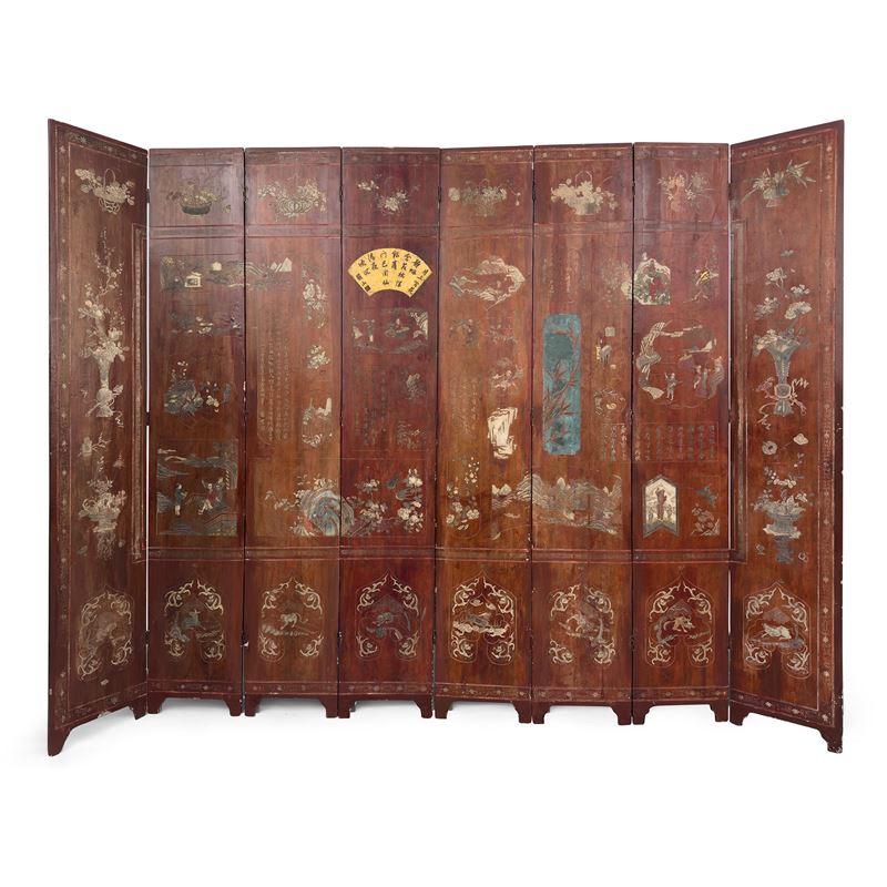 Paravento cinese a otto ante in legno tinto marrone, decorato con ideogrammi e scene di vita quot...