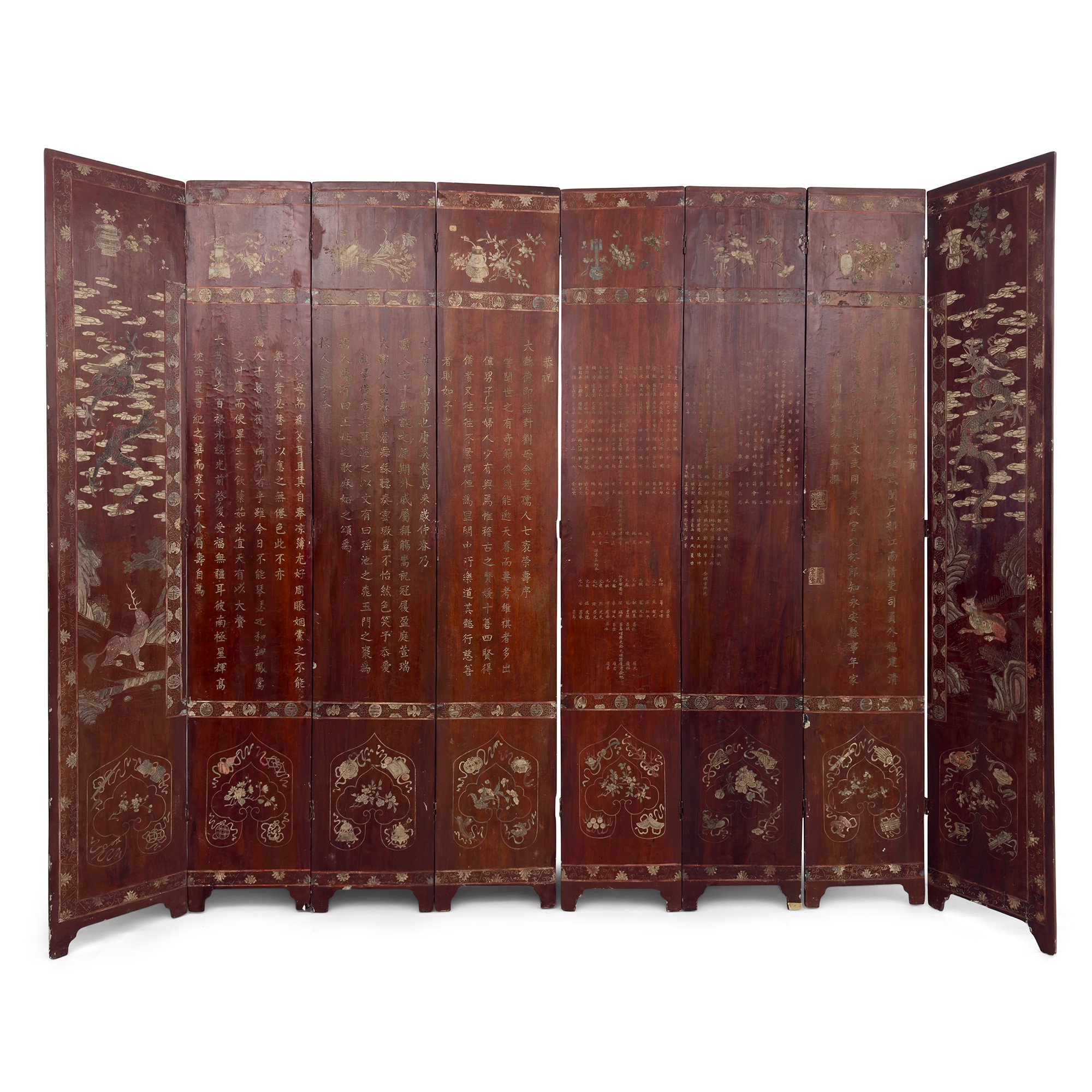 Paravento cinese a otto ante in legno tinto marrone, decorato con ideogrammi e scene di vita quot...