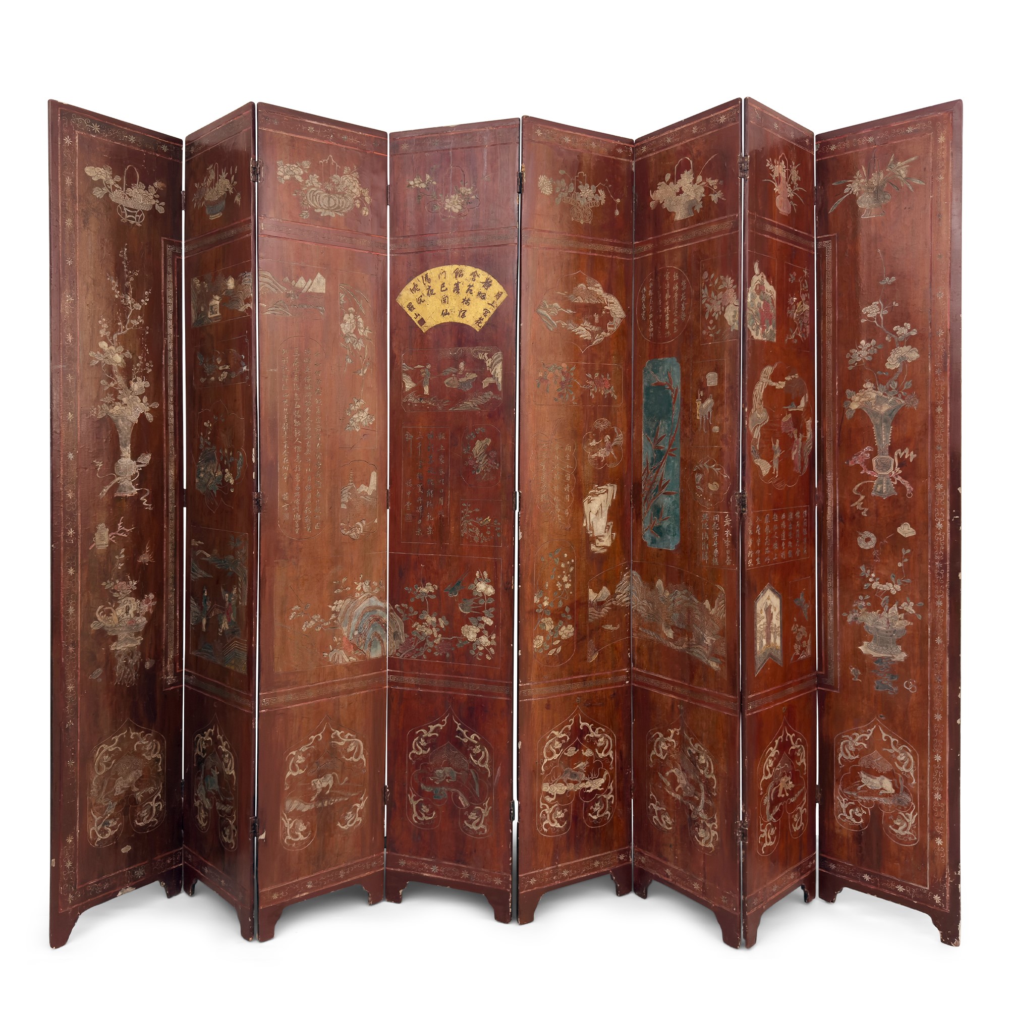 Paravento cinese a otto ante in legno tinto marrone, decorato con ideogrammi e scene di vita quot...